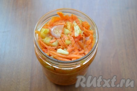 Банку простерилизовать и наполнить ее салатом, хорошо его утрамбовывая.