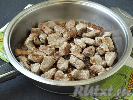 Разогреть в сковороде подсолнечное масло, обжарить мясо на огне выше среднего до румяной корочки со всех сторон.