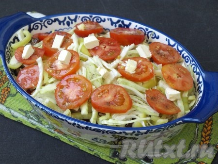Повторить слои в таком порядке: капуста - мясо - соль - чёрный молотый перец - лук - рис - болгарский перец - капуста - помидоры. Сверху посолить и поперчить, выложить кусочки сливочного масла. В форму влить 400 миллилитров горячей воды.