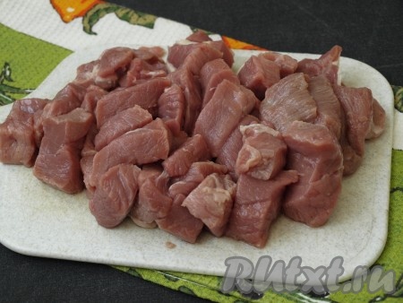 Мясо (у меня телятина, но можно взять и куриное филе или свинину) вымыть, обсушить, нарезать на небольшие кусочки поперёк волокон. При желании мясо можно отбить (я не стала отбивать).