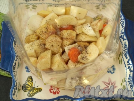 Все овощи крупно нарезать. Рукав для запекания завязать с одной стороны, высыпать в него нарезанные картошку, морковку и лук, добавить соль, перец и оливковое масло. Рукав поместить в форму для запекания или просто выложить на противень.
