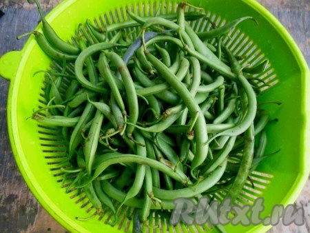 Стручки промойте под проточной водой, выложите на дуршлаг.
