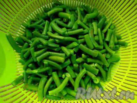 Остывшие стручки откиньте на дуршлаг.
