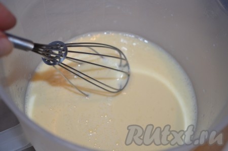 Для приготовления теста для блинов 2 яйца и 1 стакан молока взбиваем венчиком. Добавляем соль и сахар. 