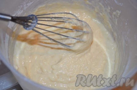 Высыпаем всю муку, тщательно перемешиваем. Тесто будет густым.