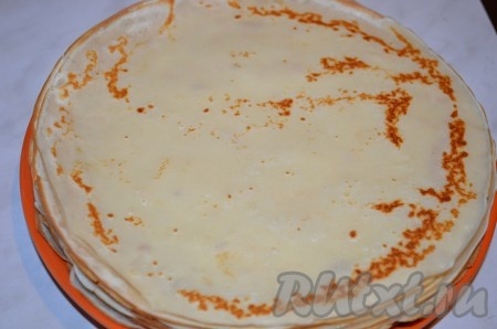 Оставляем тесто на 15-20 минут, после чего выпекаем тонкие блинчики.