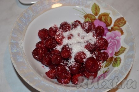 Пока блинчики остывают, приготовим вишню и сметану. Если вишня замороженная, необходимо предварительно её разморозить, слить сок. Добавить к вишне 1 столовую ложку сахара.