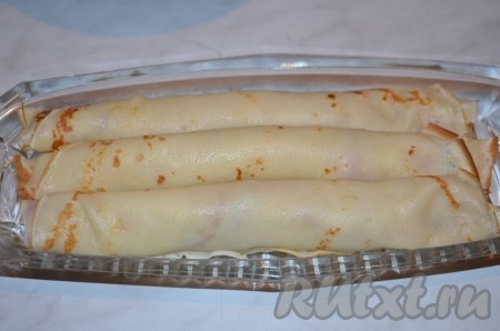 Блинчики сворачиваем в трубочки и складываем в подходящую тарелку или форму.