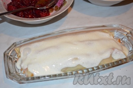 Каждый ряд блинчиков с вишней промазываем сметаной.