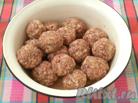 Слепить из фарша шарики.
