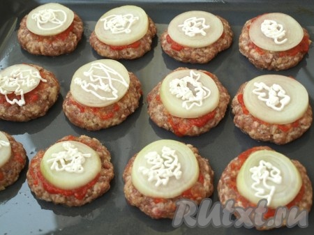 Репчатый лук нарезать кружочками и выложить поверх соуса. Затем смазать лук сметаной или выложить сметану чайной ложкой.

