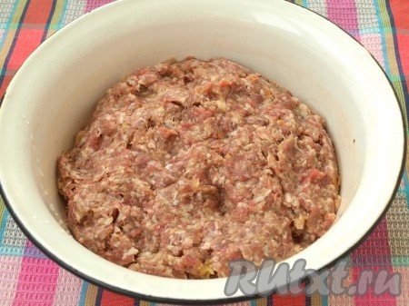Ломтики батона залить молоком, затем помять и добавить к мясному фаршу. Добавить в фарш яйцо, выдавить чеснок, посолить и поперчить, тщательно отбить.
