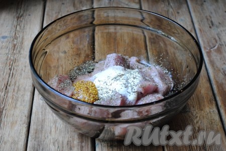 Сложить мясо в миску, добавить соевый соус, сметану, прованские травы, французскую горчицу, соль и чёрный молотый перец. 
