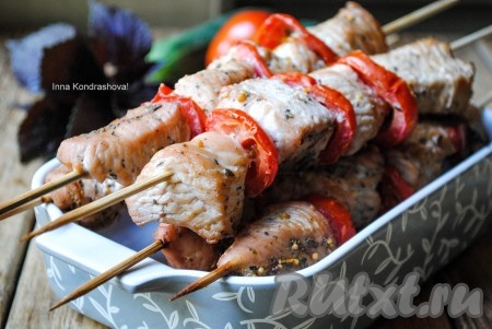 Вкусный, сочный и ароматный шашлык из индейки готов. Подавать в горячем виде с любимыми соусами, овощами и зеленью. 
