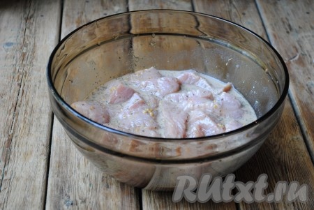 Всё хорошо перемешать, как бы втирая маринад в мясо. Накрыть миску крышкой и отправить в холодильник на 1 час. Деревянные шпажки замочить в холодной воде на 30-40 минут, чтобы во время приготовления шашлыка они не горели. 
