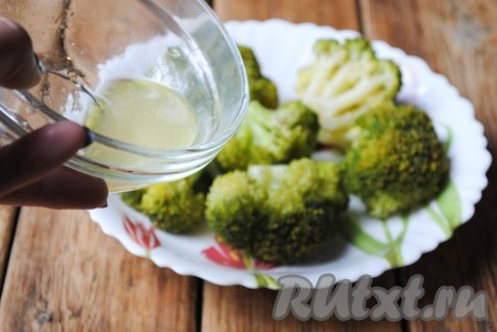 Готовую капусту выложить на тарелку и полить лимонно-масляной заправкой.
