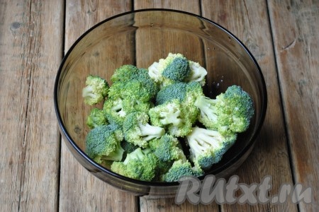 Капусту промыть, обсушить, разделить на соцветия.
