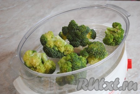 Выложить соцветия в поддон пароварки, накрыть крышкой. Чашу пароварки смазывать ничем не надо.