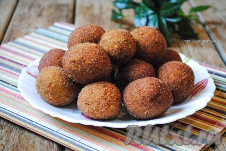 Готовые нутовые шарики выложить на бумажное полотенце, чтобы убрать излишки растительного масла.&nbsp;
