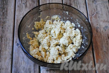 Добавить измельченные специи к нуту, посолить и поперчить по вкусу, всыпать разрыхлитель и хорошо перемешать. Должна получиться кашеобразная масса.&nbsp;
