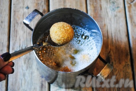 Запанированные нутовые шарики обжарить&nbsp;в раскаленном растительном масле до румяного цвета со всех сторон. Для жарки фалафель можно воспользоваться фритюром или налить масло в сковороду&nbsp;так, чтобы покрыть дно сковороды на 2-3 сантиметра. Я готовила фалафель в небольшой кастрюле. Готовятся шарики очень быстро, примерно, по 1-2 минуты с каждой стороны на среднем огне.&nbsp;

