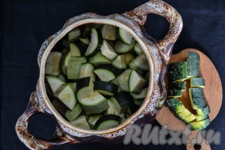 Вымыть кабачки, нарезать кружочками или четвертинками и выложить поверх картофеля (молодые кабачки можно не очищать от кожуры и семечек).