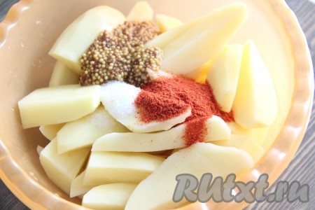 Картофель нарезать крупными дольками, добавить горчицу, паприку.
