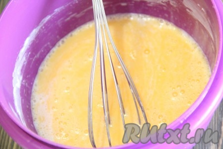  Влить яичную смесь в сухие ингредиенты. 

 