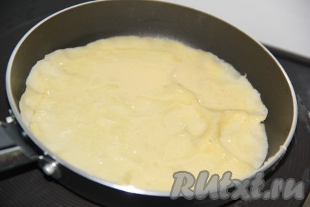 Выпекать блинчики на сковороде. Я смазала сковороду маслом только перед выпеканием первого блина.  