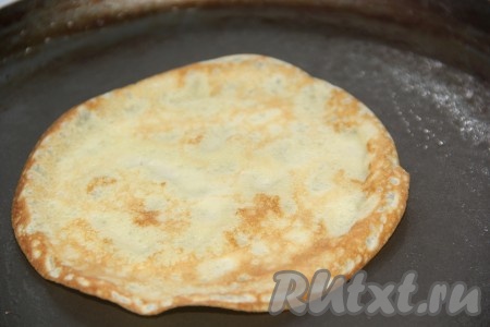 Я выпекала блины на двух сковородках, сначала на маленькой придавала форму, а затем вторую сторону блина выпекала на большой сковороде.&nbsp;
