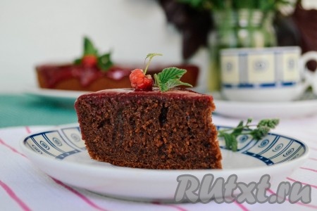 Нежный, ароматный, пористый и очень вкусный шоколадный кекс на кефире станет прекрасным дополнением к чаепитию.
