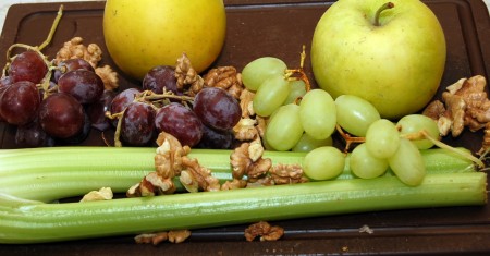 Подготовим продукты для салата.
