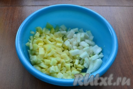 Очищенный лук и болгарский перец, освобожденный от семян, нарезать кубиками.
