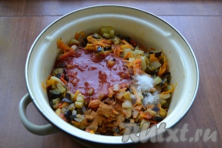 Добавить к овощам соль, сахар, красный молотый перец и разведенную водой томатную пасту.