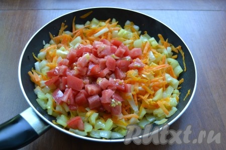 Добавить в сковороду нарезанные кубиками свежие помидоры, все перемешать, обжарить все вместе минут 5-6, иногда помешивая.
