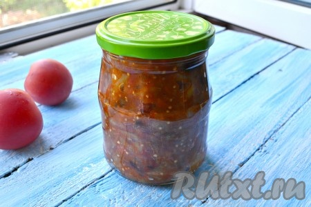 Закрутить банки простерилизованными крышками, перевернуть и поместить под "шубу" до полного остывания.
