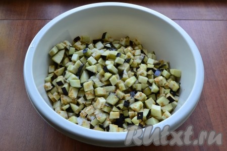 Баклажаны нарезать мелкими кубиками, посолить и оставить на 30 минут. Я баклажаны не очищала, можете очистить. 