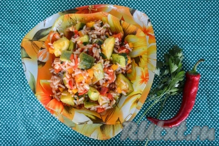 По необходимости добавить по вкусу соль, еще раз аккуратно перемешать, разложить по тарелочкам и в теплом виде подать на стал. 