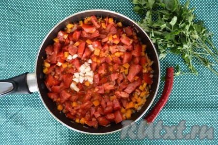 Помешивая, потушить 5-7 минут. По вкусу всыпать соль, мелко нарезанные зубчики чеснока и 1-2 колечка острого перца.
