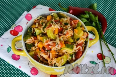 Сочные, нежные кабачки, тушеные с рисом и овощами, - очень вкусное блюдо, которое можно подавать не только на обед, но и на завтрак или ужин. 
