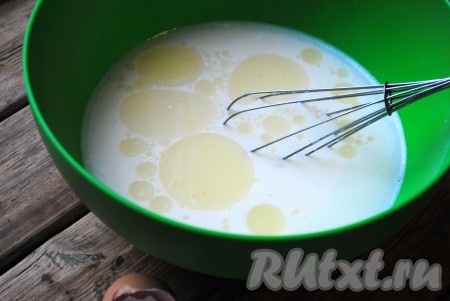 Добавить в получившуюся смесь молоко, соду, погашенную лимонным соком, разрыхлитель и растительное масло, перемешать. 