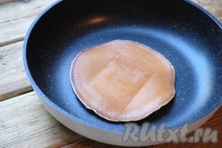Со второй стороны панкейки готовятся очень быстро, примерно, 30-60 секунд и можно убирать со сковороды.&nbsp;
