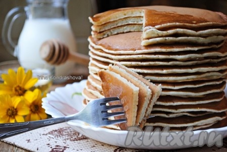 Подавать американские панкейки, замешанные на молоке, можно&nbsp;и теплыми, и остывшими. Их нужно сложить&nbsp;в аккуратную стопочку, сверху полить мёдом или кленовым сиропом.
