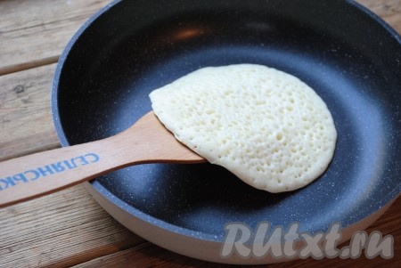 Хорошо разогреть сковороду (лучше использовать сковороду&nbsp;с антипригарным покрытием). Смазывать сковороду маслом не нужно. 2-3 столовые ложки теста выложить на середину разогретой сухой сковороды, формируя небольшой блинчик. Жарить панкейк на среднем огне, примерно, 1 минуту, а когда на поверхности появится много пузырьков, перевернуть на другую сторону.