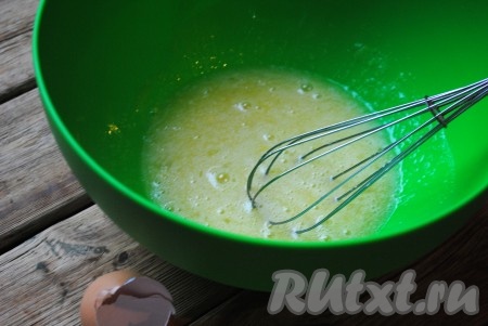 Хорошо перемешать яйца с сахаром с помощью венчика.&nbsp;

