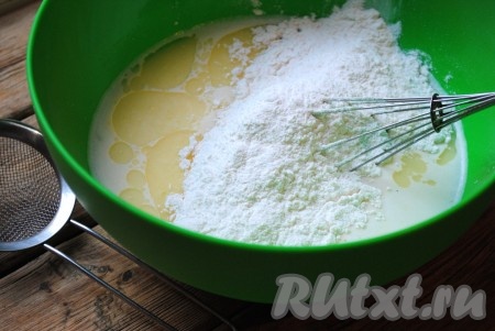 Затем добавить просеянную муку.&nbsp;
