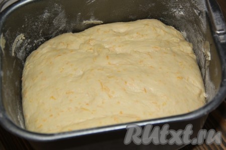 Если замешивать тесто руками, тогда нужно немного подогреть кефир, развести в нём дрожжи и оставить на 10 минут (на поверхности появится "шапочка" - значит дрожжи активировались). Затем в смесь дрожжей и кефира добавить сахар, растопленное не горячее сливочное масло, мякоть тыквы, слегка перемешать, всыпать муку и соль, замесить мягкое и нежное тесто. Оставить тесто в миске, накрыв его пищевой плёнкой. Поставить тесто в тепло, лучше на водяную баню. За 1,5 часа тесто хорошо поднимется.