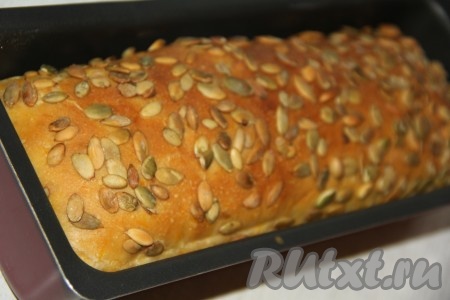 В процессе выпекания в духовке тыквенный хлеб покроется красивой золотистой корочкой.