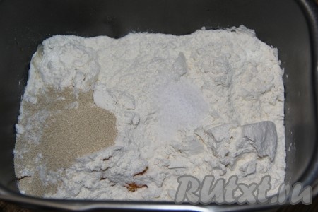 Добавить муку, дрожжи, соль и, выставив режим "Замес теста" (в моей хлебопечке тесто замешивается за 1,5 часа), дождаться сигнала об окончании замеса.
