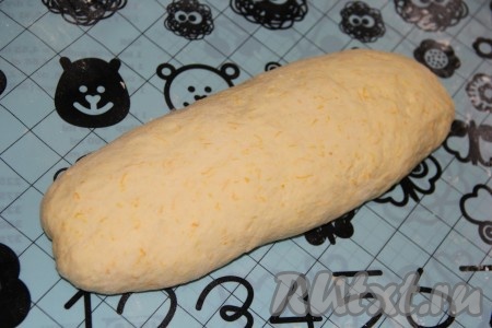 Готовое тесто, замешанное вручную или в хлебопечке, хорошо обмять и дать подняться второй раз. Затем обмять тесто и сформировать хлеб. У меня из этого количества теста получилось 2 буханочки хлеба.